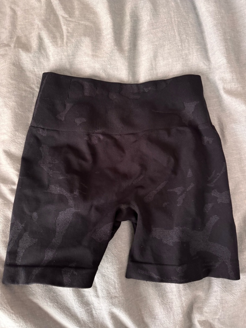 Aurola High-Waist Black camo Seamless scrunch Shorts - small